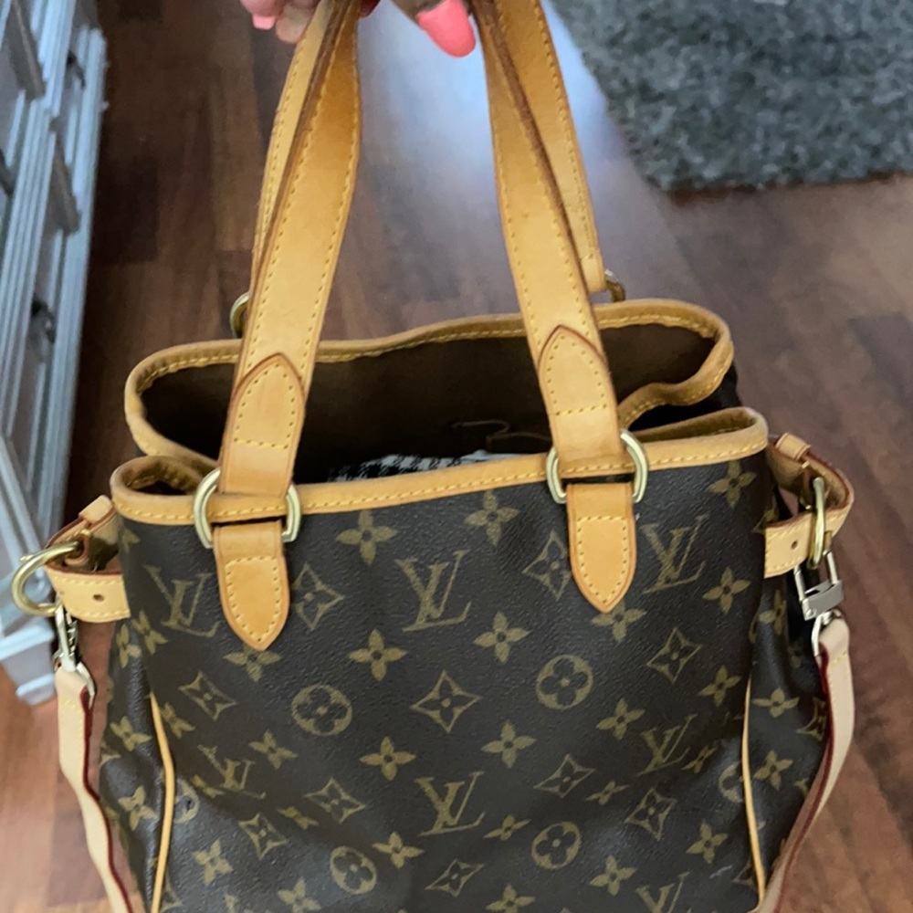 Louis Vuitton medium size with With straps you can take off